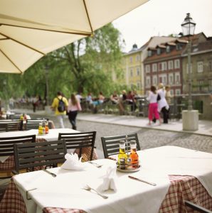 GettyImages-200275481-001-dining-liability-298x300